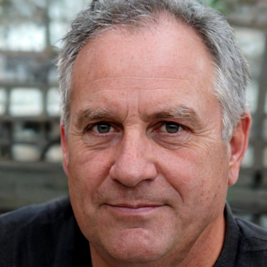 Instructor especializado brindando orientación personalizada en fotografía callejera